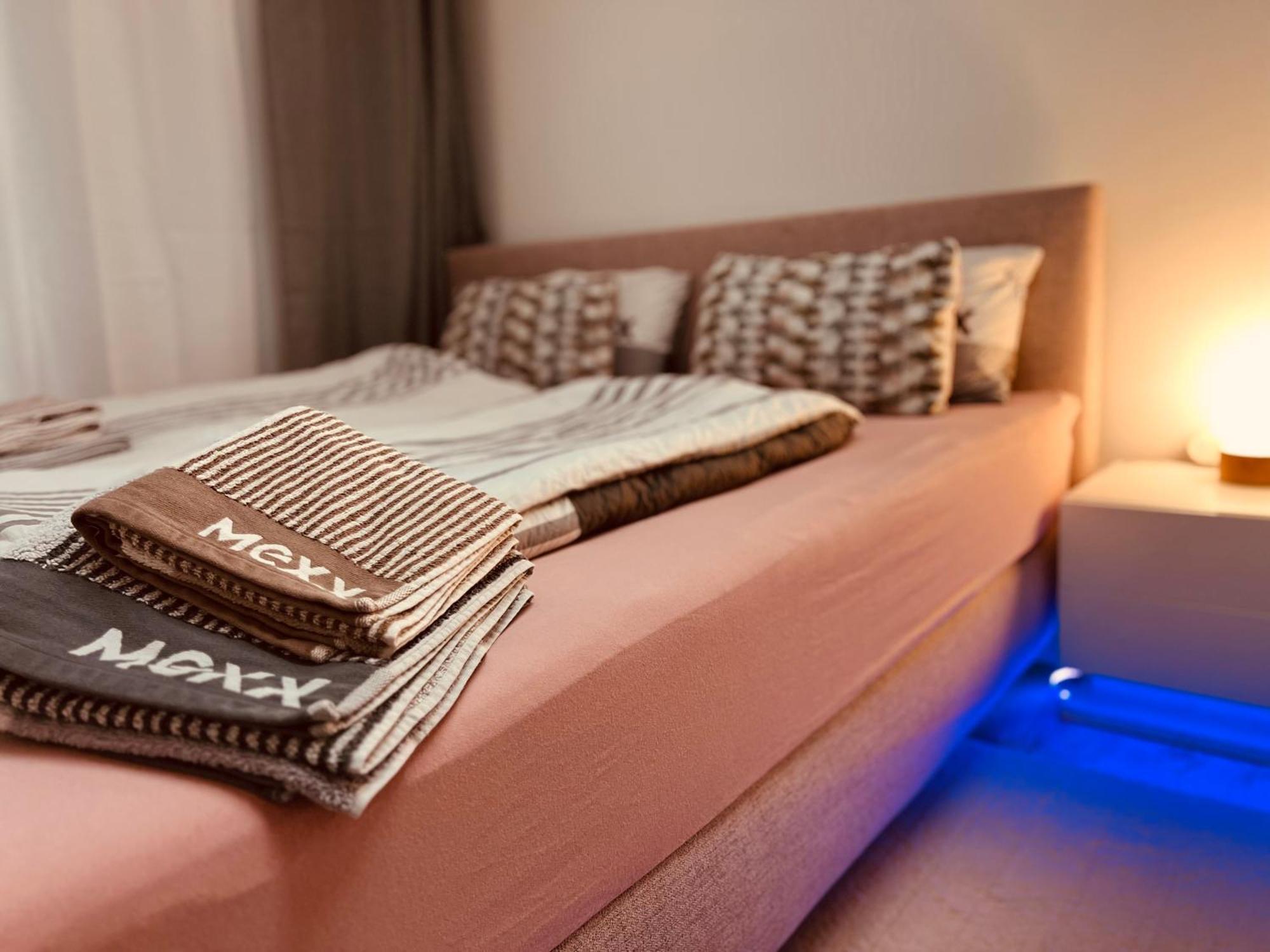 Cologne Luxe Living: Opulent Elegance Unleashed Apartment ภายนอก รูปภาพ